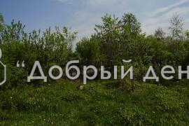 Три  смежных огороженных земельных участка, каменный дом с камином и деревянный, плодовые деревья.