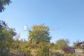 Земельный участок с деревянным дачным домиком